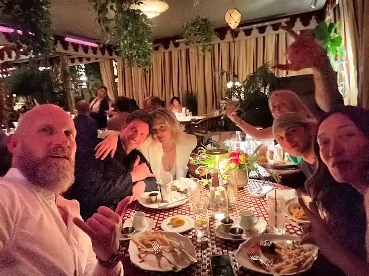 Gigi Hadid y Bradley Cooper cenando con amigos
