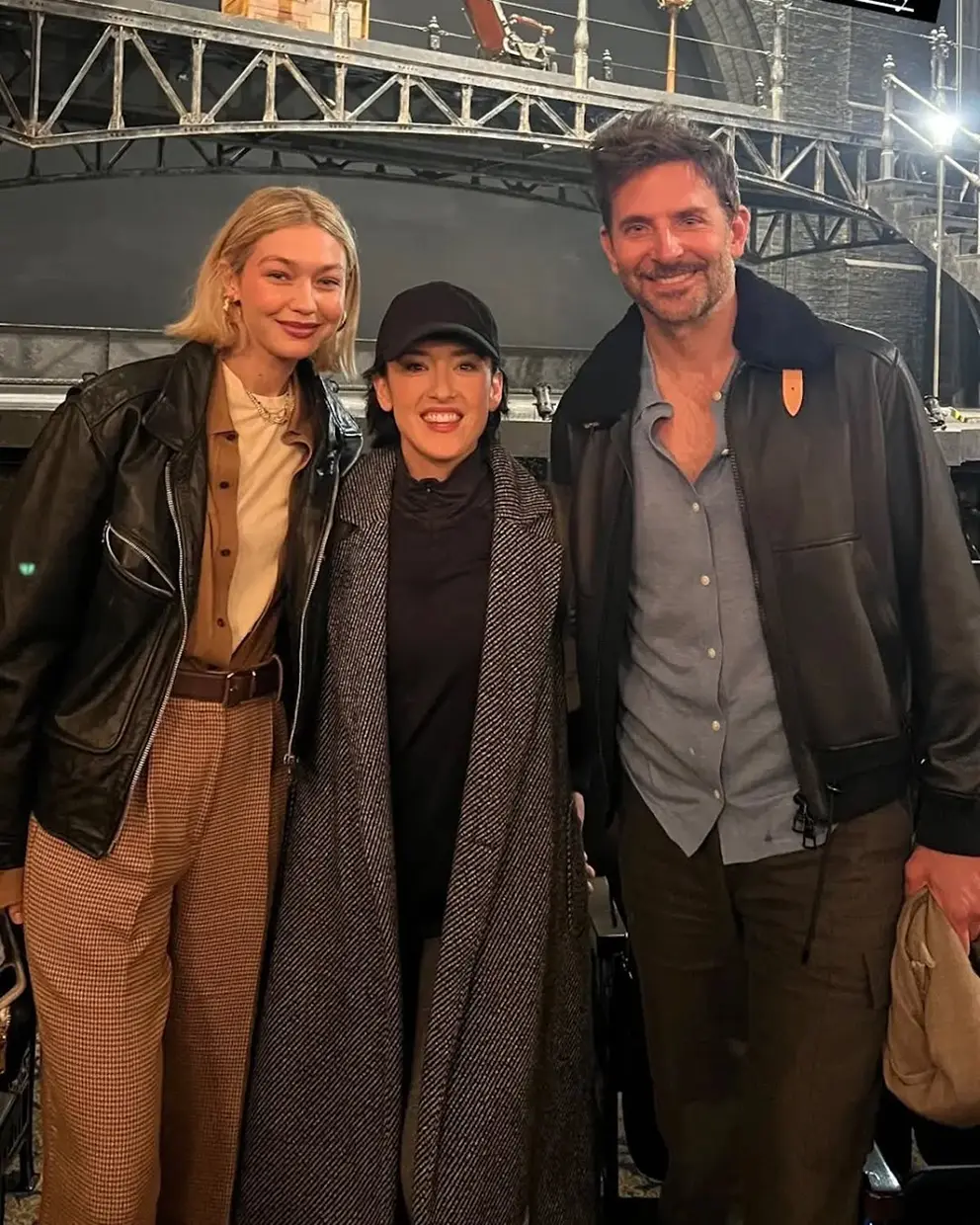 Gigi Hadid y Bradley Cooper posando con una amiga
