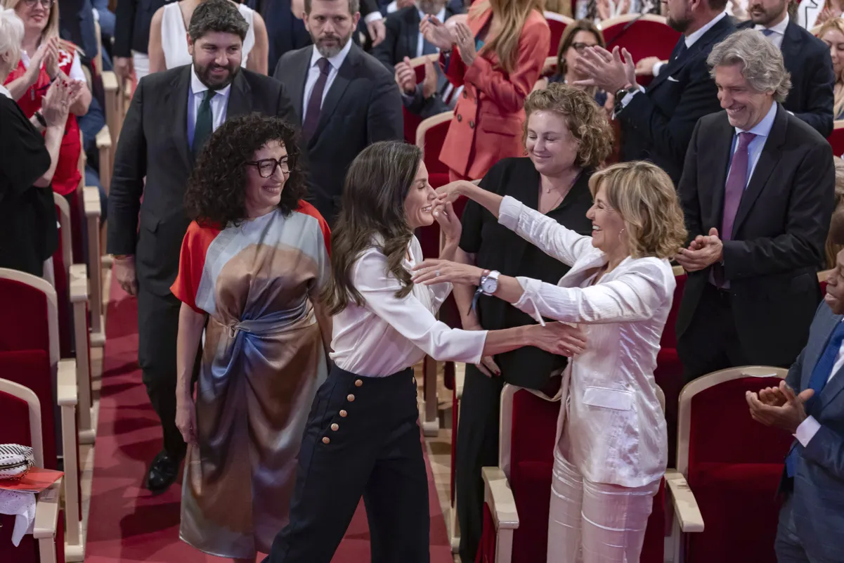 La reina Letizia se reencuentra con Almudena Ariza.