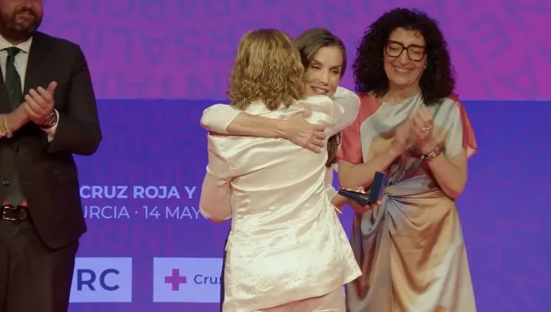 La reina Letizia y Almudena Ariza, abrazadas.