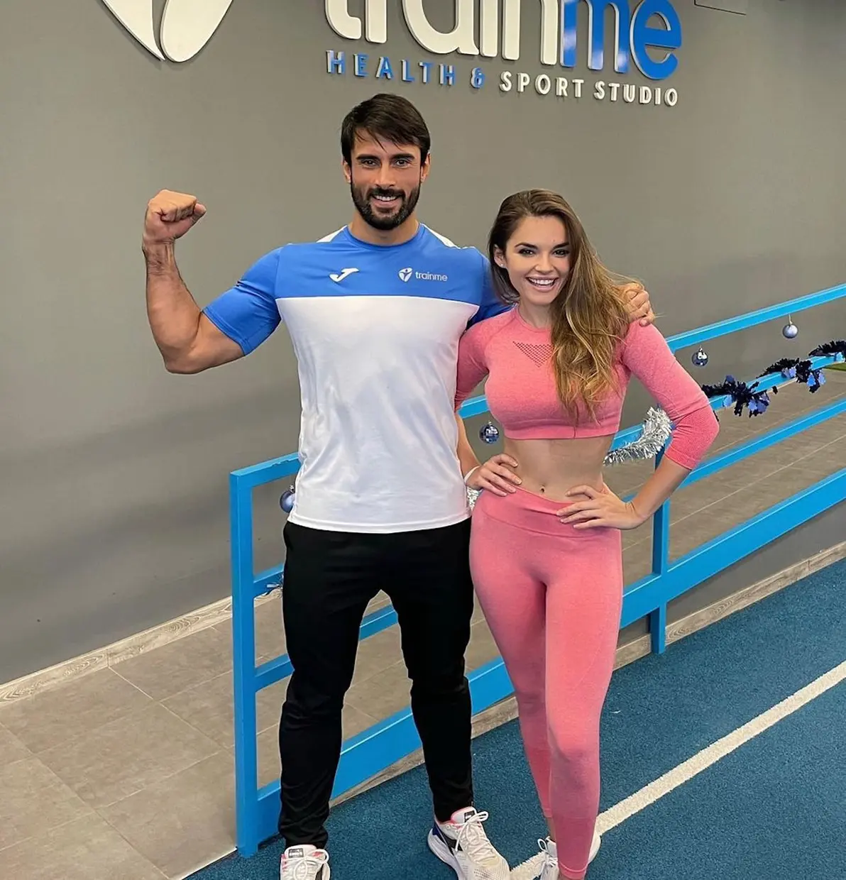 Melody en el gimnasio con su pareja.