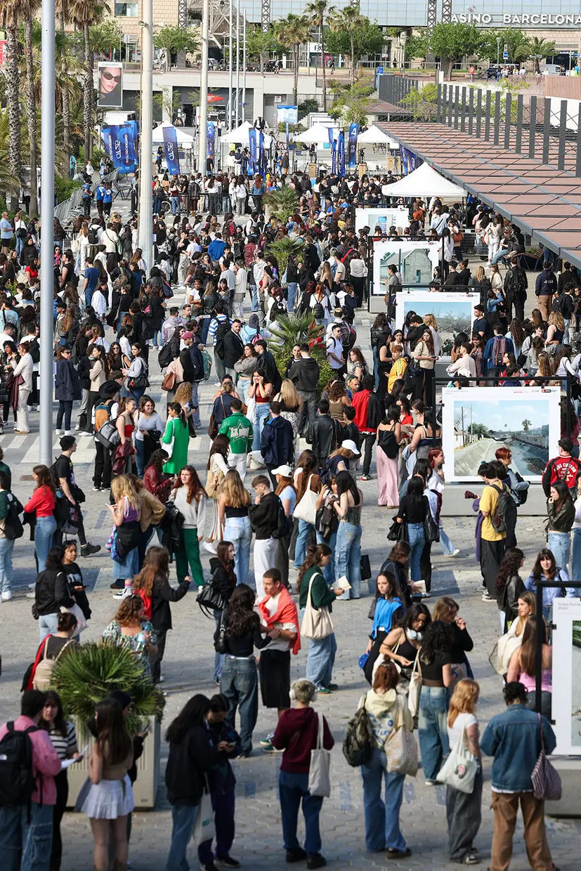 Cola de gente esperando para participar en el casting de OT 2025
