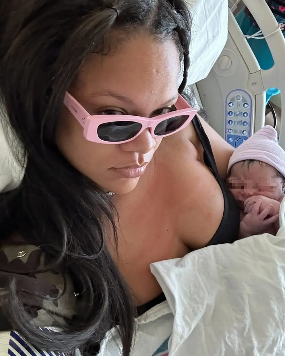 Rihanna con su primer bebé.