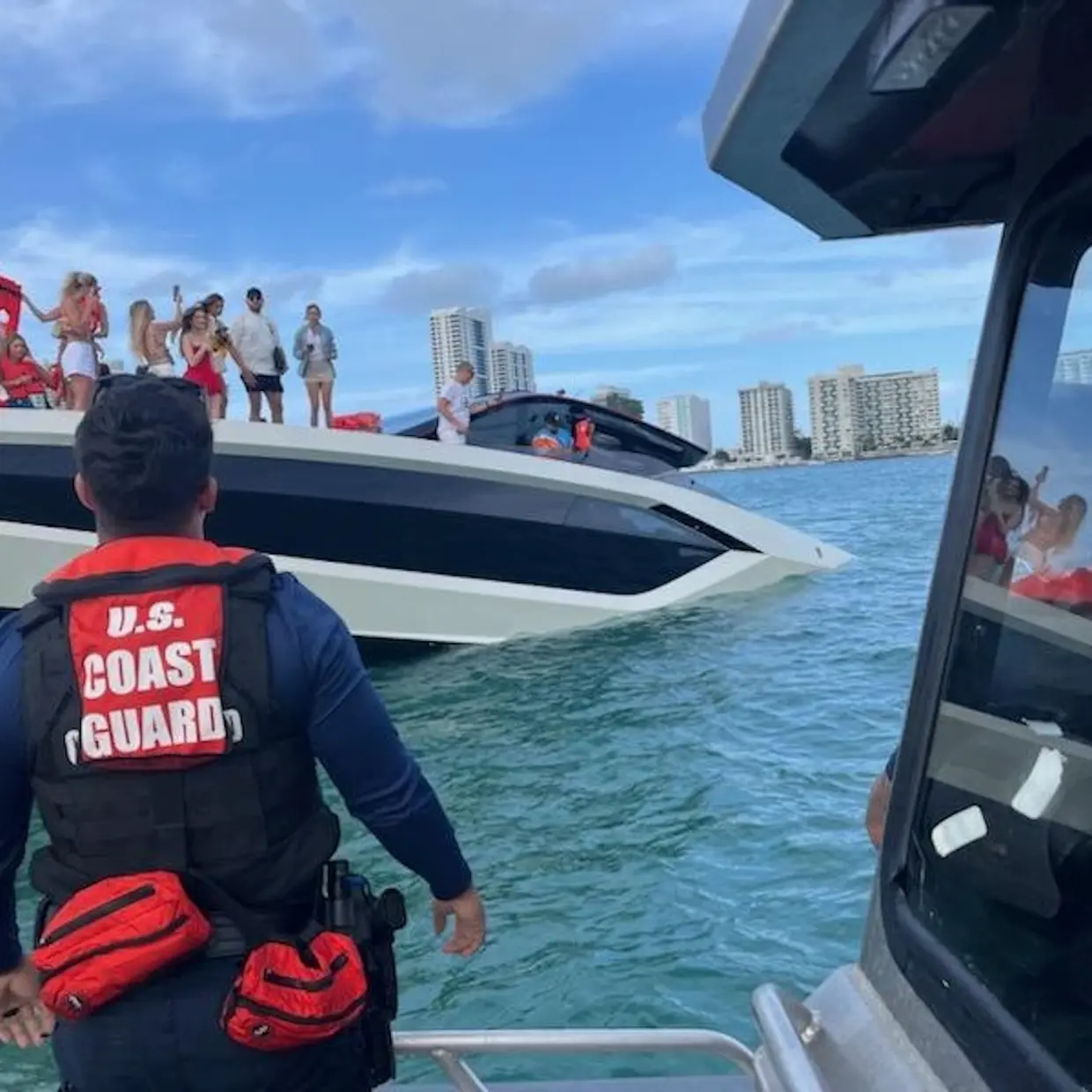 Yate hundido lamborghini influencers