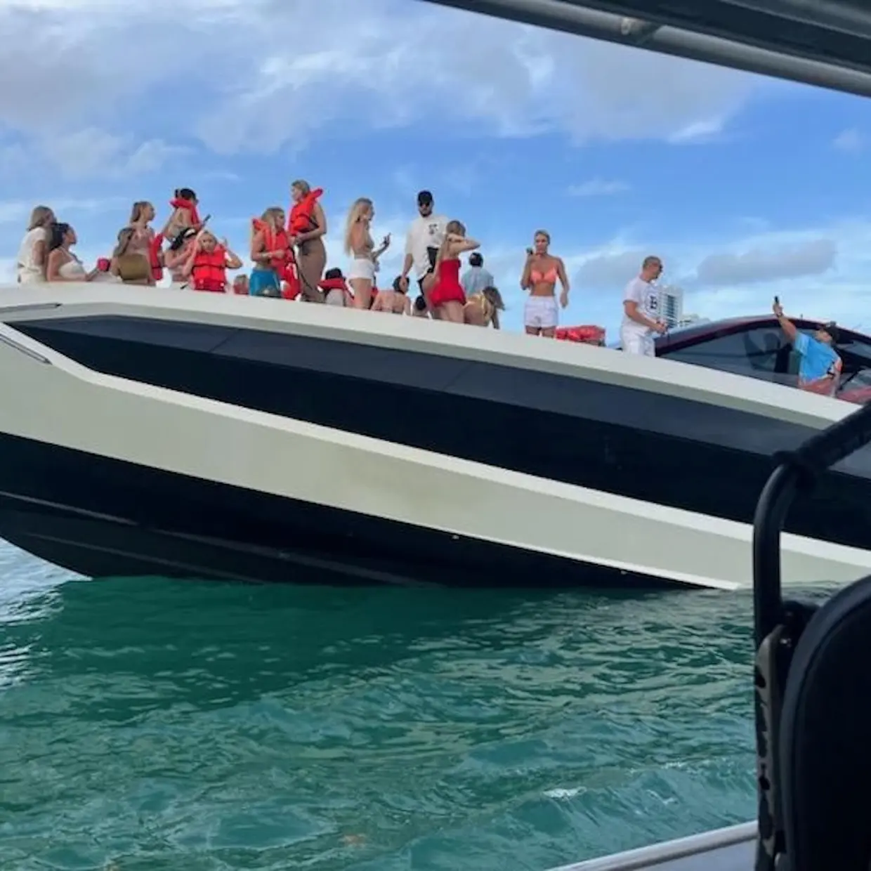 Yate hundido lamborghini influencers