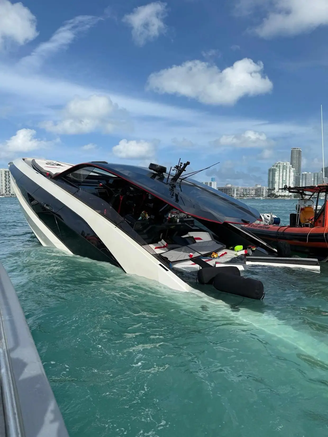 Yate hundido lamborghini influencers