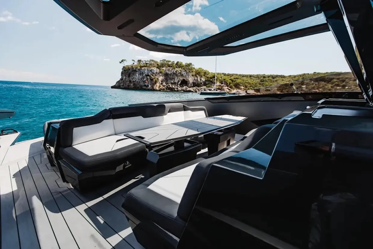 Yate hundido lamborghini influencers