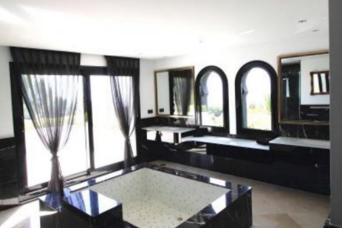 Así es la espectacular mansión de Carmen Janeiro en Marbella: 2.000 metros de parcela y lujo, valorada en más de 5 millones
