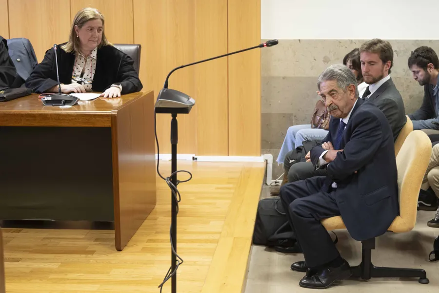 Miguel Ángel Revilla dentro de la sala.