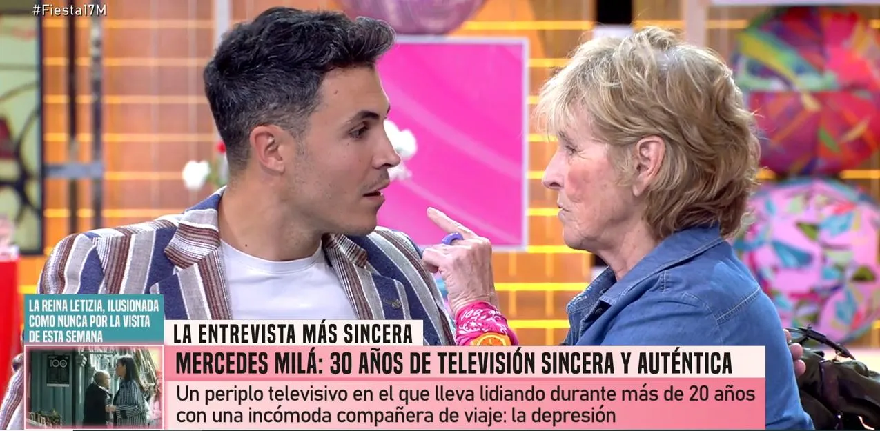 Mercedes Milá y Kiko Jiménez se besan en 'Fiesta'.