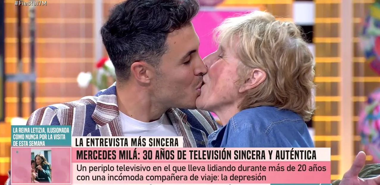 Mercedes Milá y Kiko Jiménez se besan en 'Fiesta'.