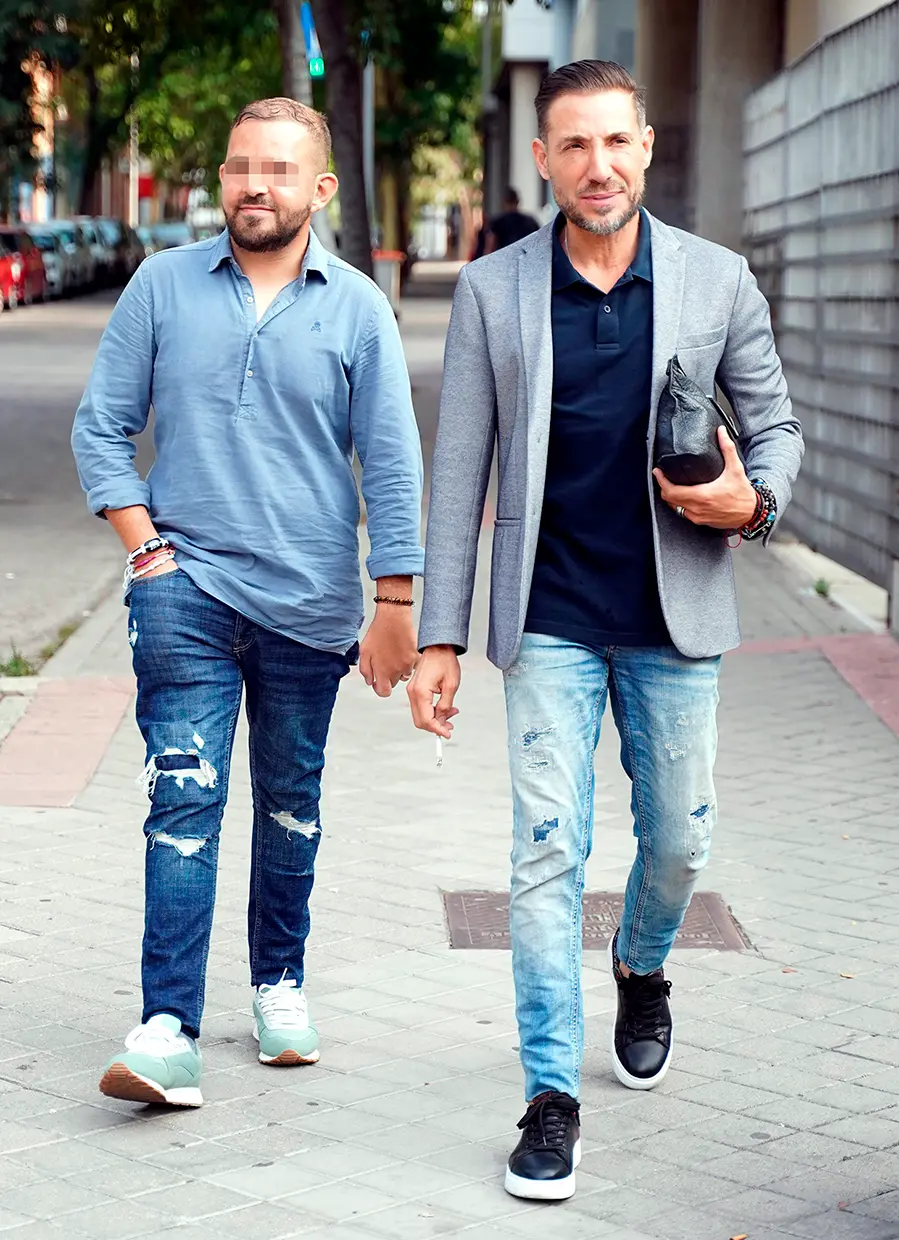 Antonio David Flores paseando junto a su hijo, David Flores