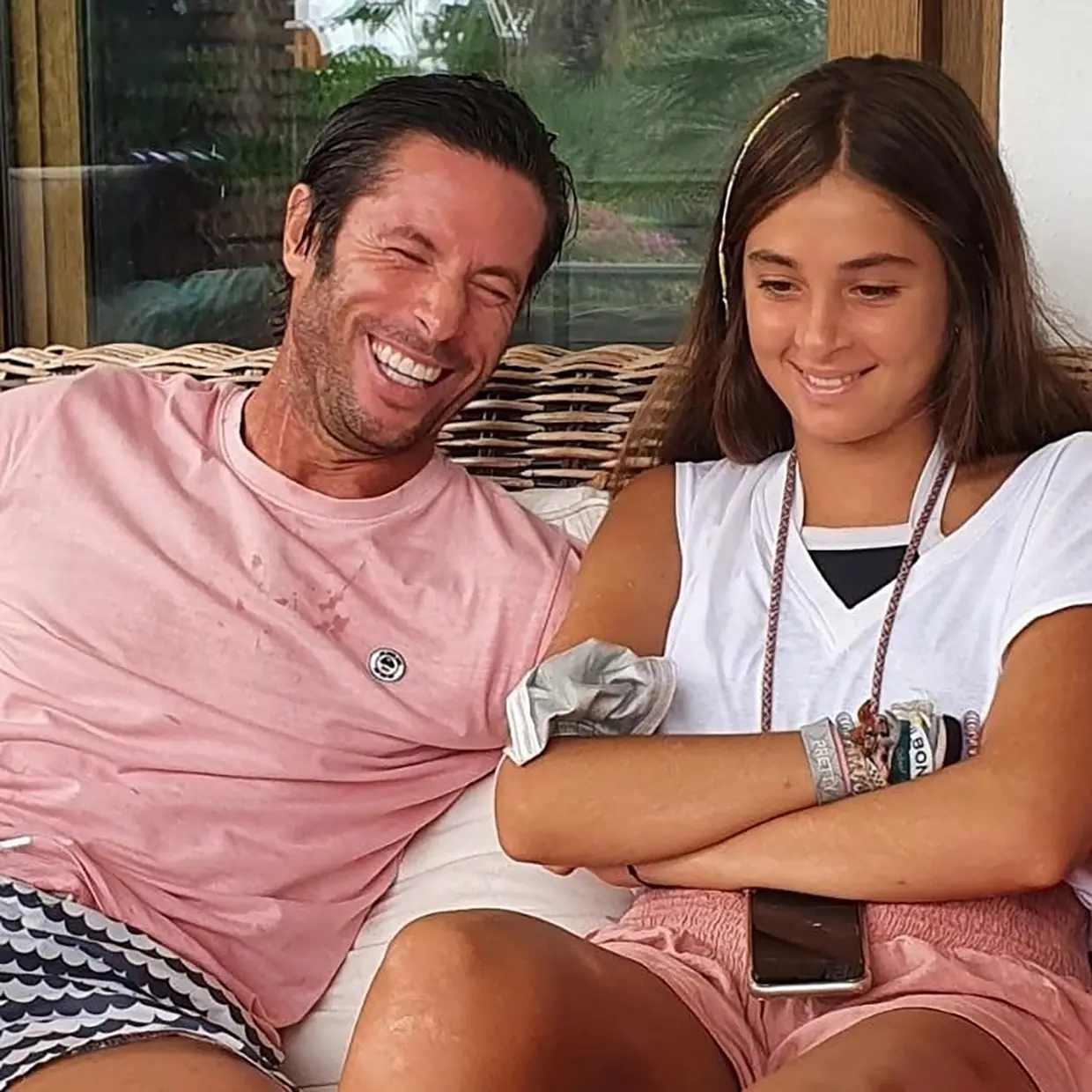 Canales Rivera con su hija Carmela