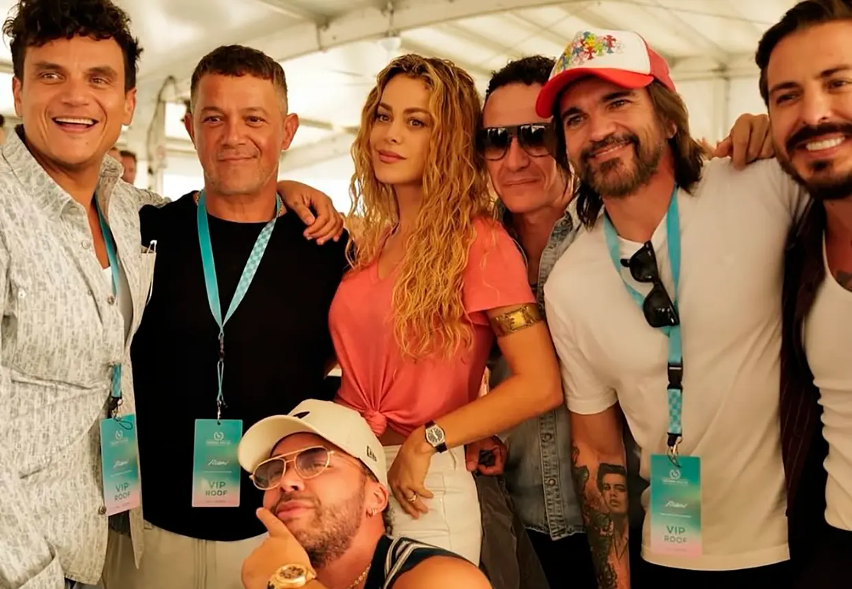 Candela Márquez y Alejandro Sanz con amigos