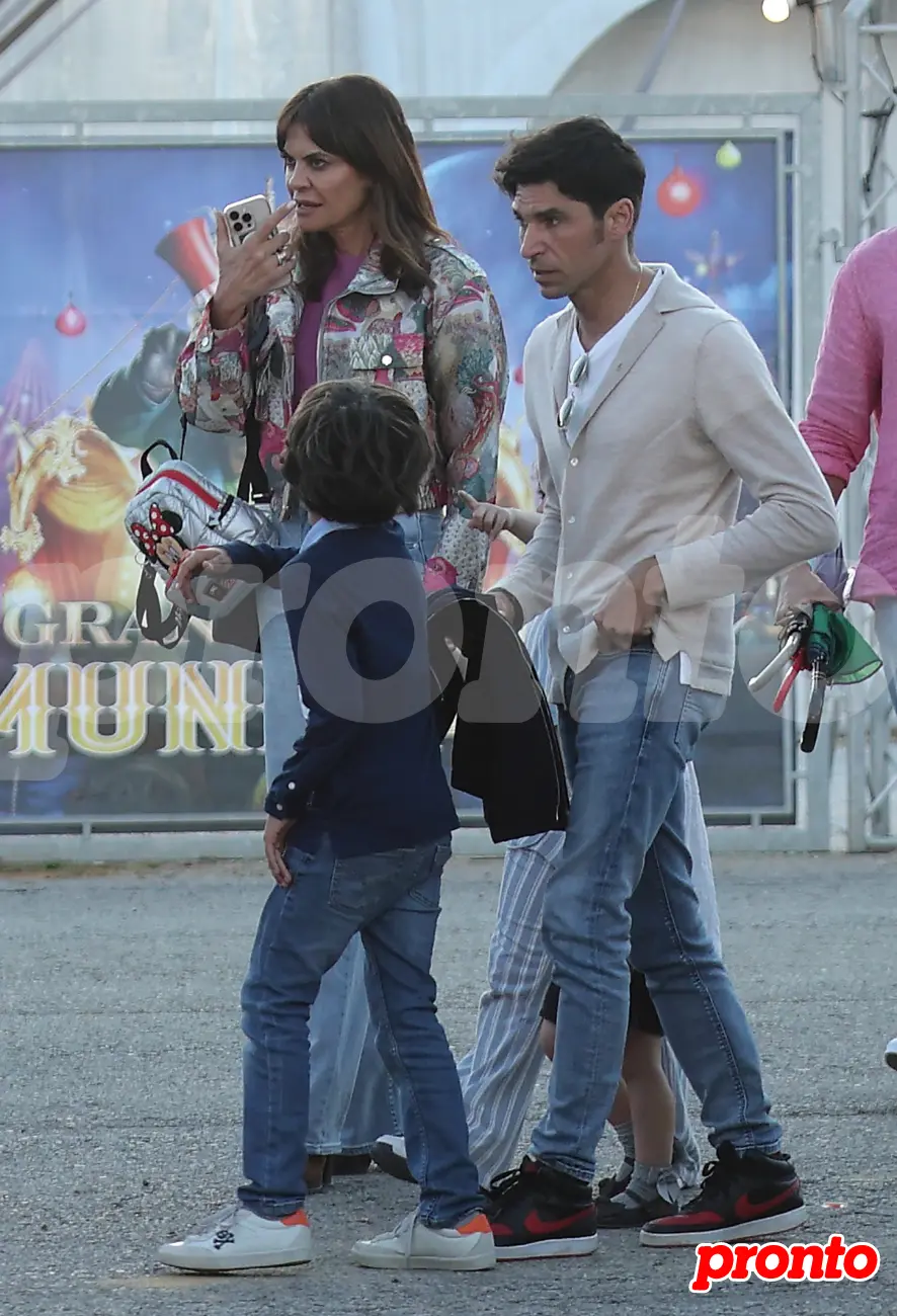 Cayerano Rivera y María José Suárez con su hijo en la feria.