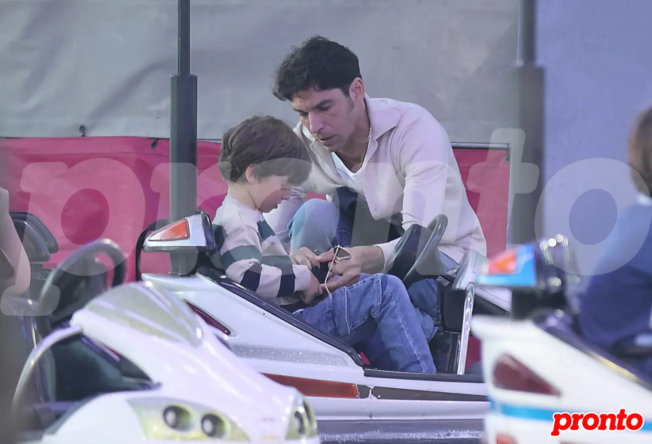 Cayerano Rivera y María José Suárez con su hijo en la feria.