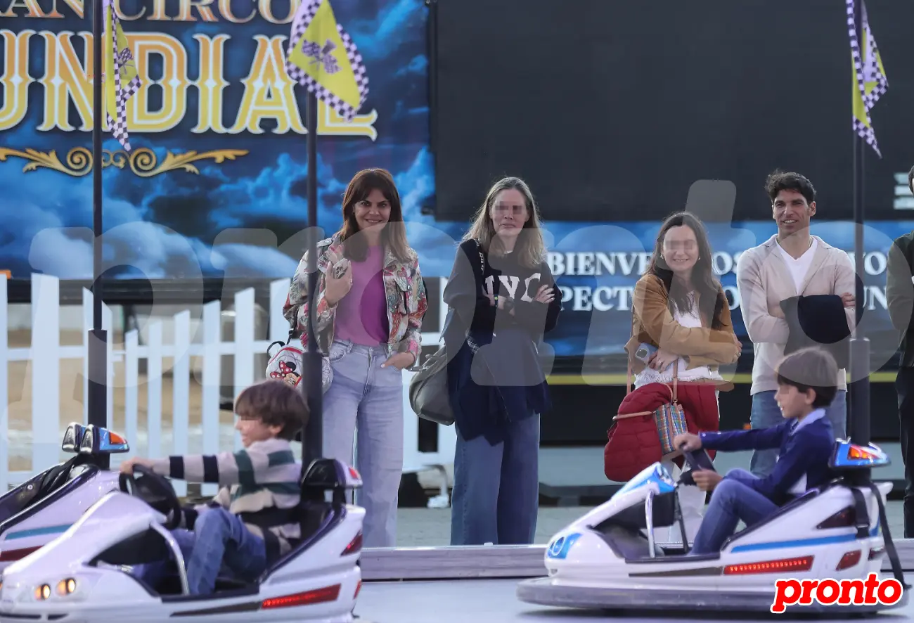 Cayerano Rivera y María José Suárez con su hijo en la feria.