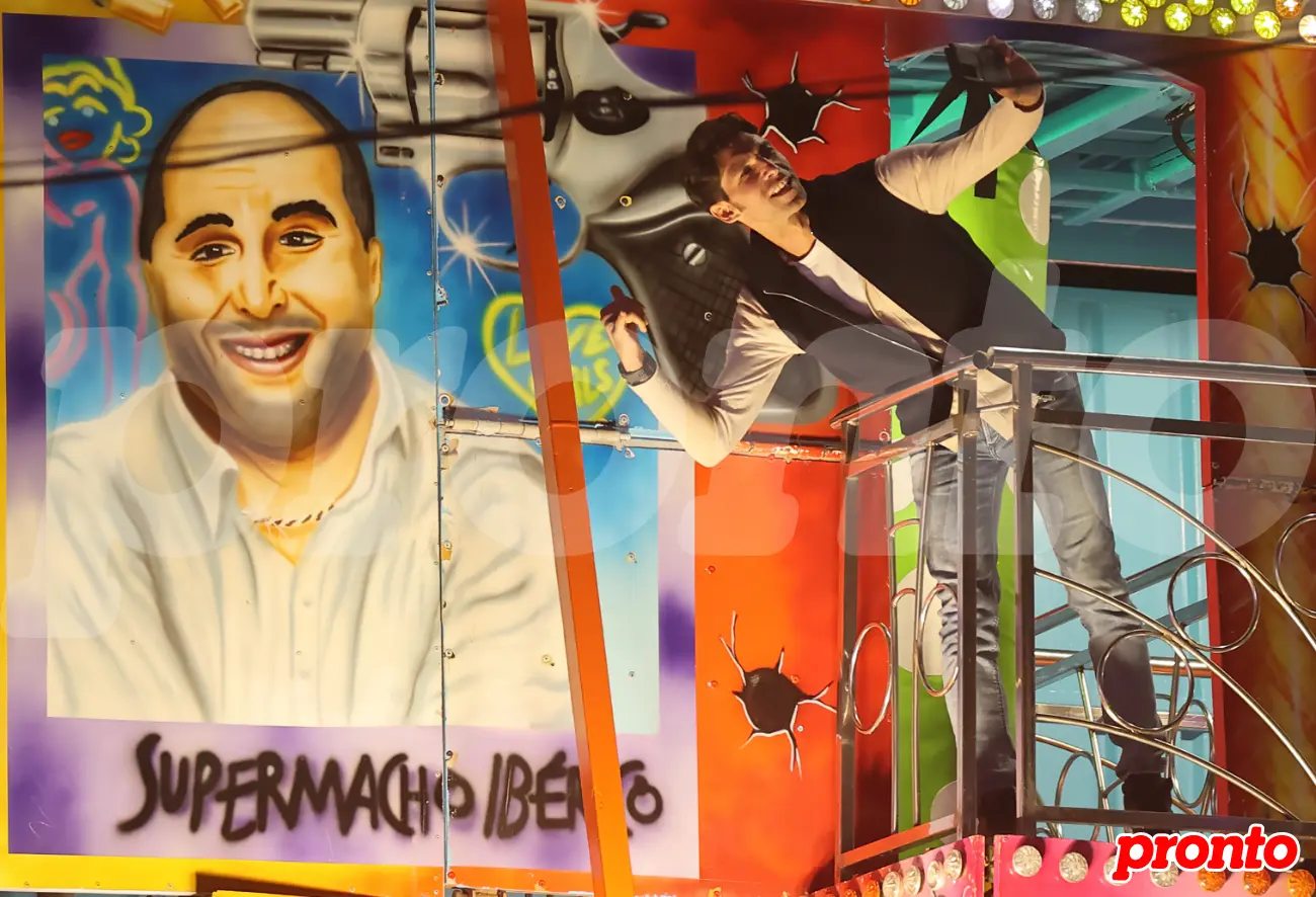Cayetano se hizo un "selfie" en una atracción decorada con una imagen de su hermano Kiko.
