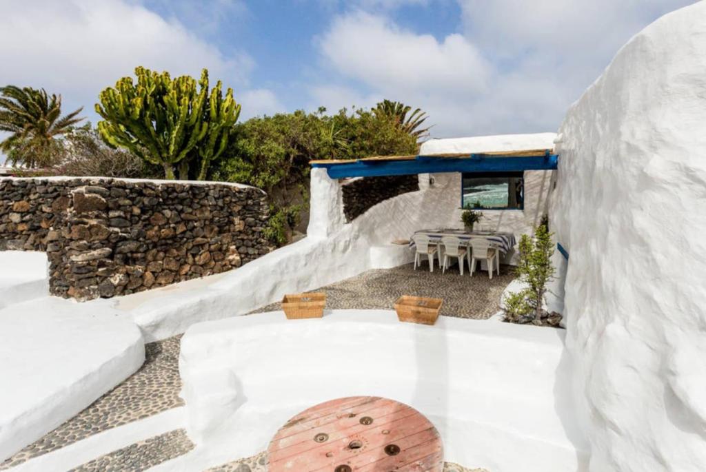 La escapada secreta de Sara Carbonero e Isabel Jiménez en una villa de lujo en Lanzarote: sus impresionantes fotos