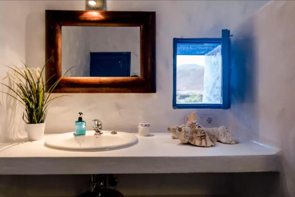 La escapada secreta de Sara Carbonero e Isabel Jiménez en una villa de lujo en Lanzarote: sus impresionantes fotos