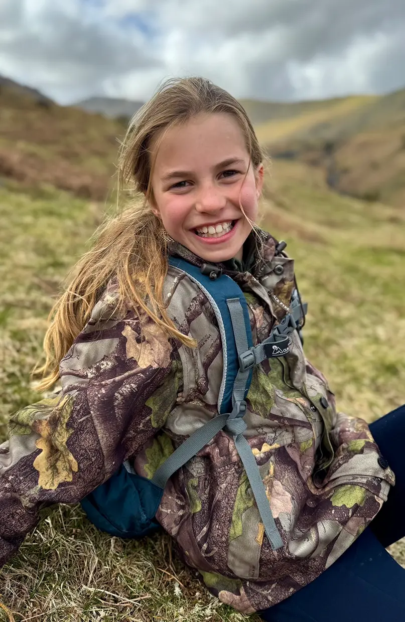 Charlotte fotografiada por su madre durante una excursión.