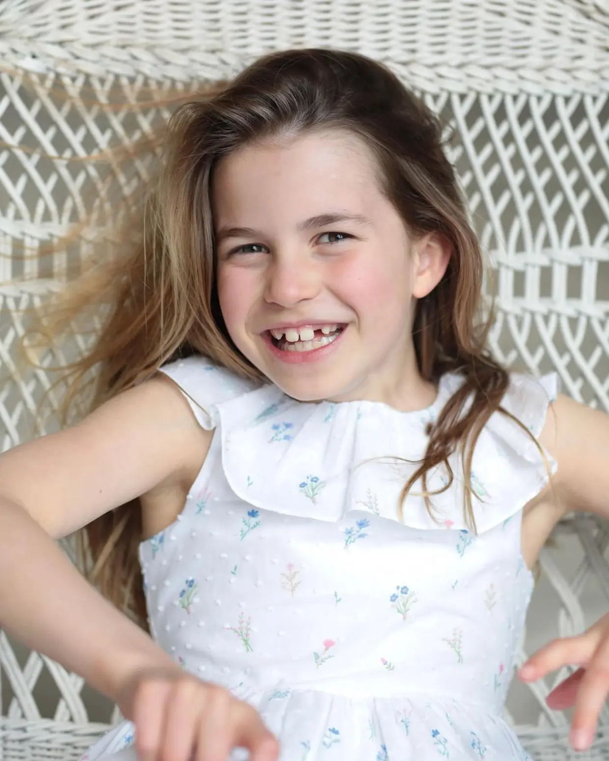 La princesa Charlotte sentada en una silla