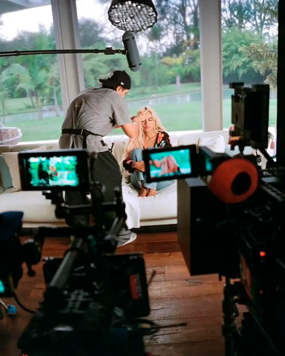 Karol G siendo maquillada durante el rodaje de su documental.