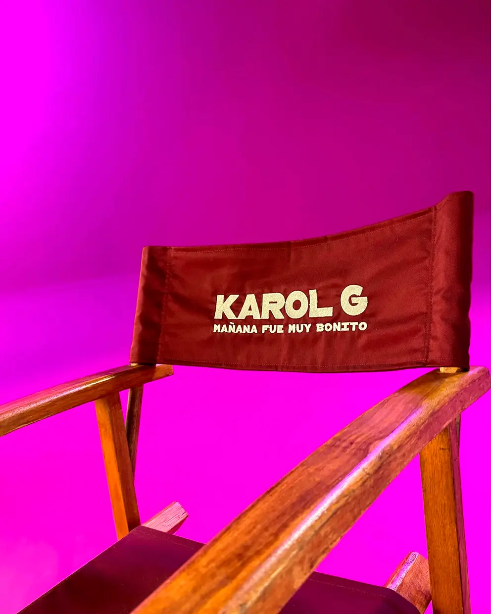 Silla del rodaje del documental de Karol G con su nombre.