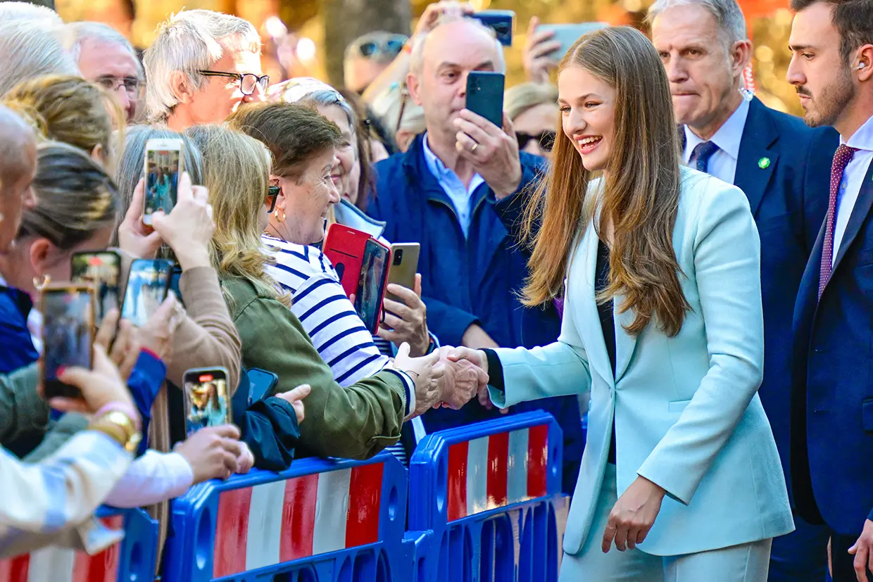 La princesa Leonor saludando a la gente.
