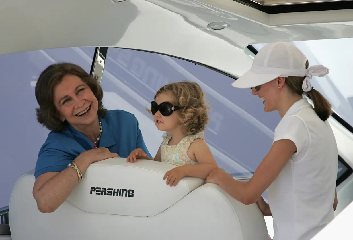 La princesa Leonor en un barco con su abuela Sofía y su madre Letizia.