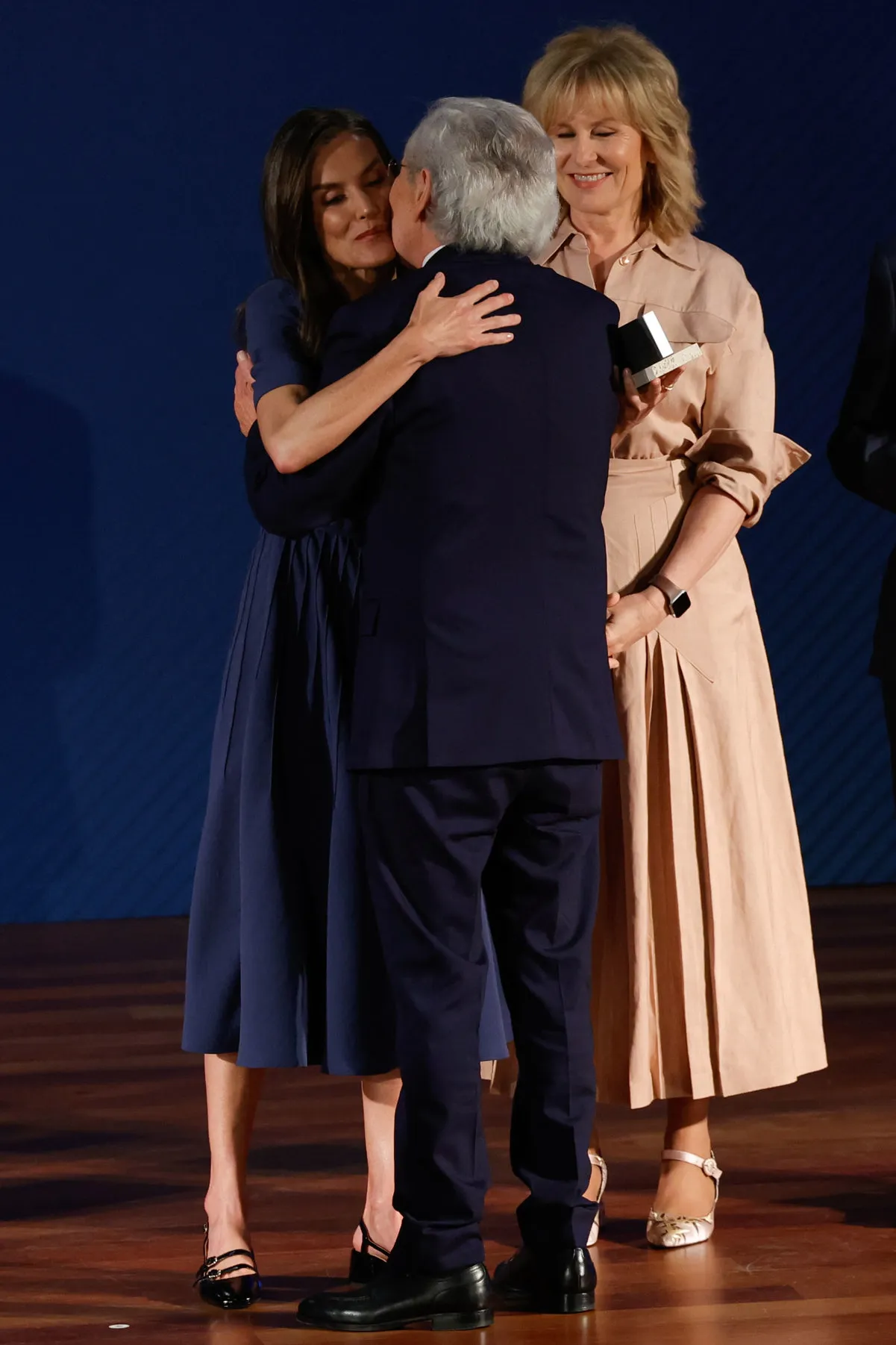 La reina Letizia abraza Fernando Ónega al entregarle el premio de la APM