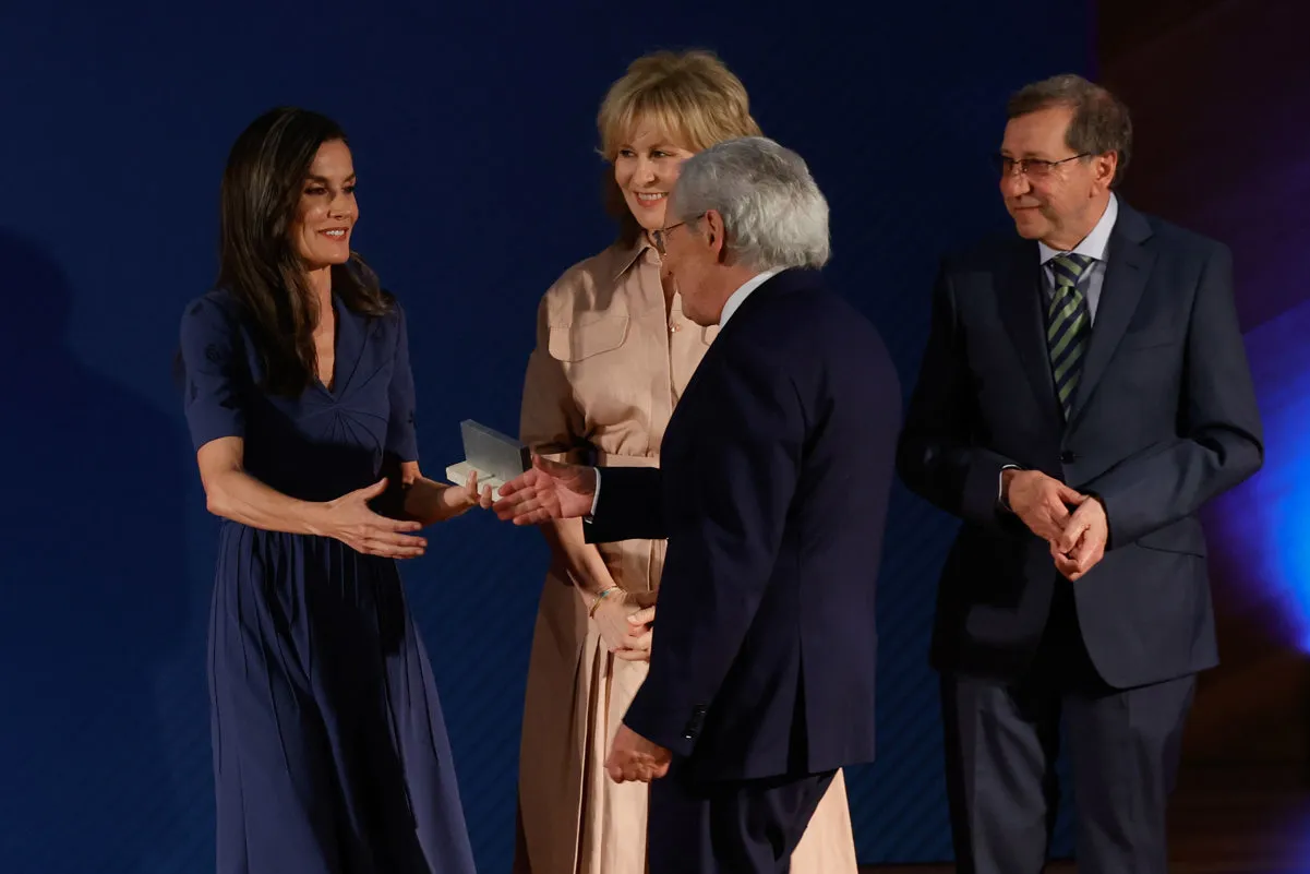 La reina Letizia se salta el protocolo en el saludo a Fernando Ónega al entregarle el premio de la APM