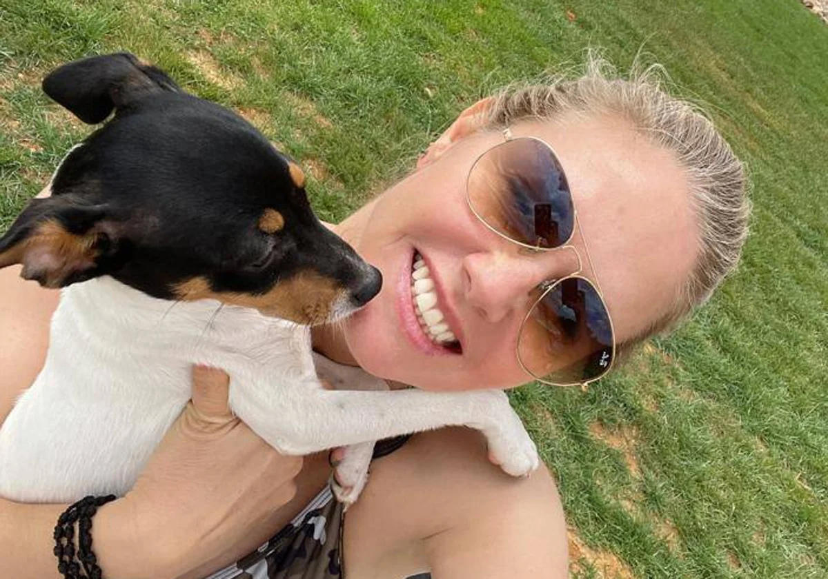Genoveva Casanova con sus perritos