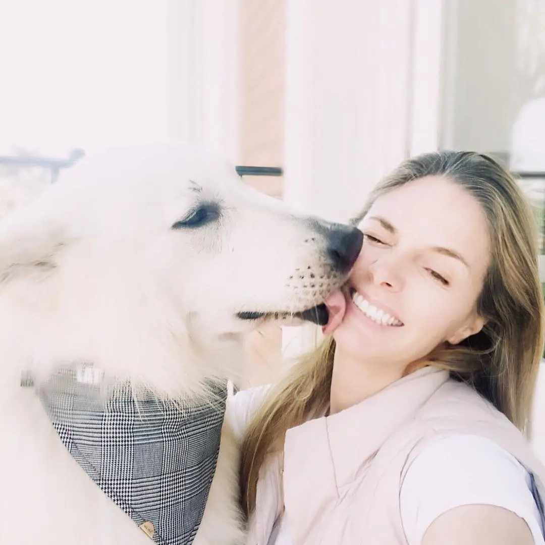 Genoveva Casanova con sus perritos