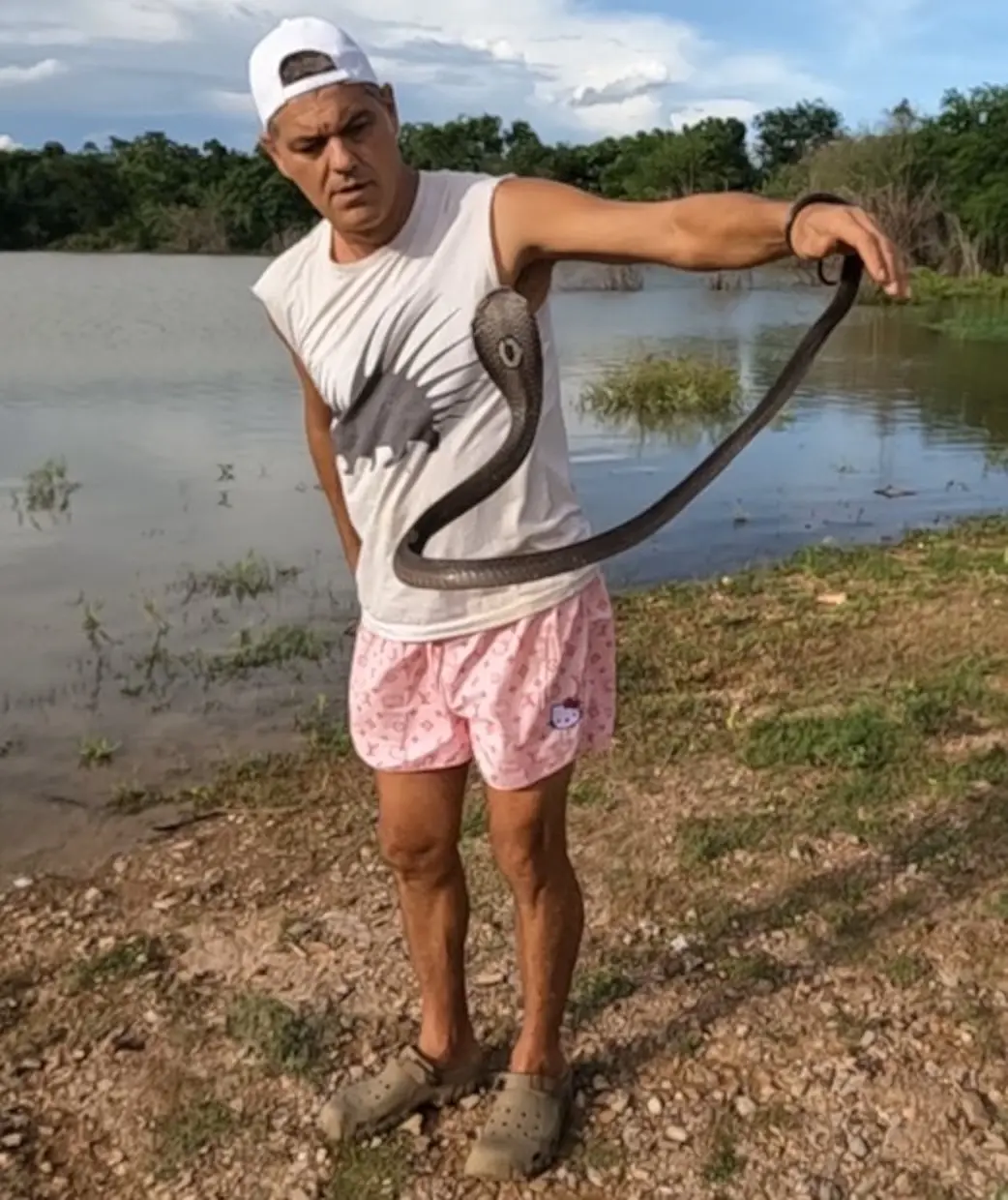 Frank Cuesta sujetando una serpiente