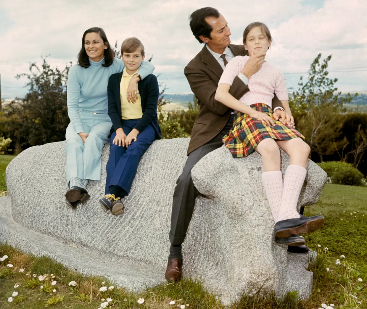 Miguel Bosé con su hermana y sus padres