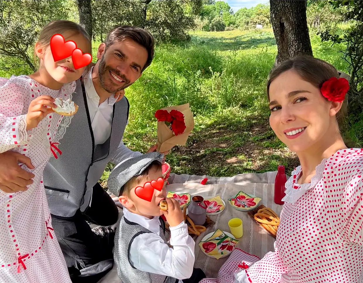 Natalia Sánchez con su marido Marc Clotet y sus hijos.