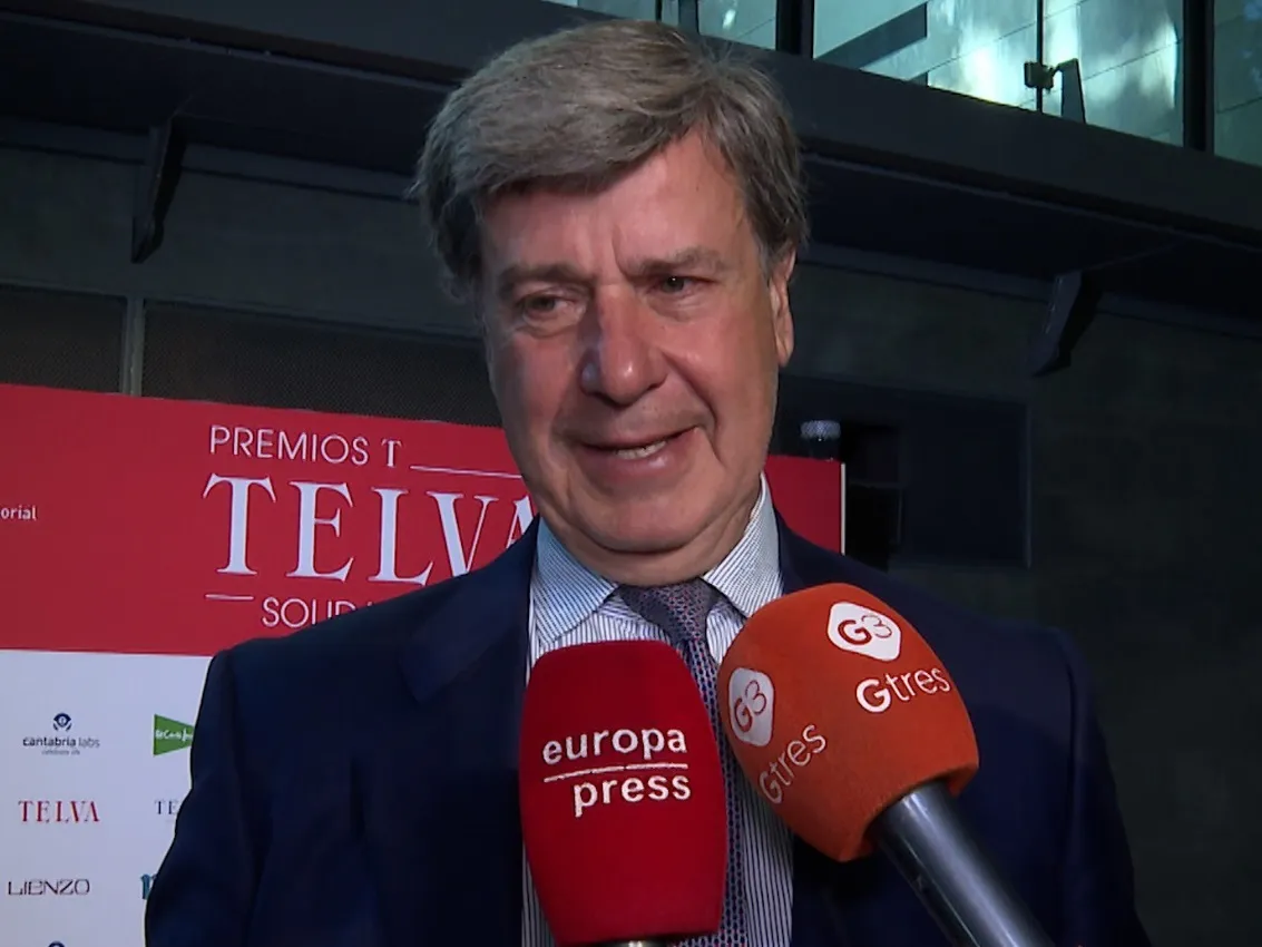 Cayetano Martínez de Irujo, hablando con la prensa.