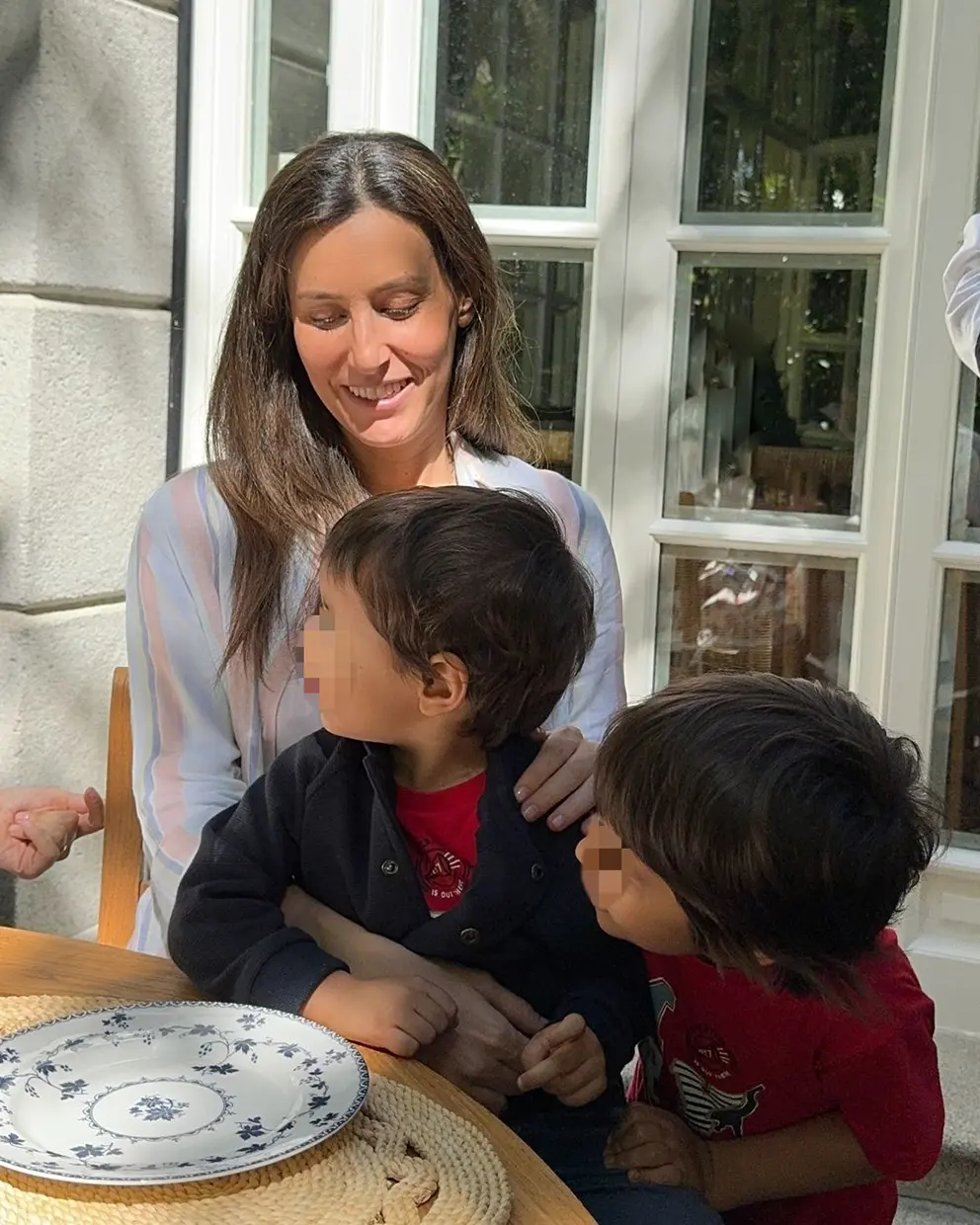 Ana Boyer con sus hijos.