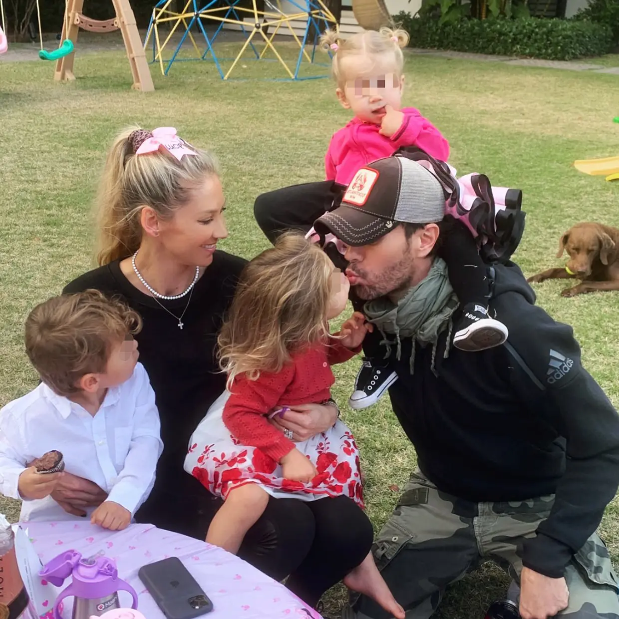 Enrique Iglesias, Anna Kournikova y sus hijos.