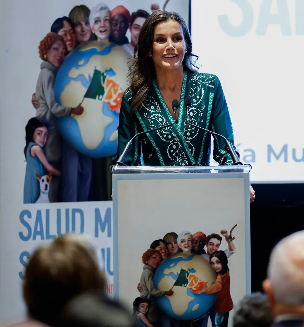 La Reina Letizia dando una conferencia