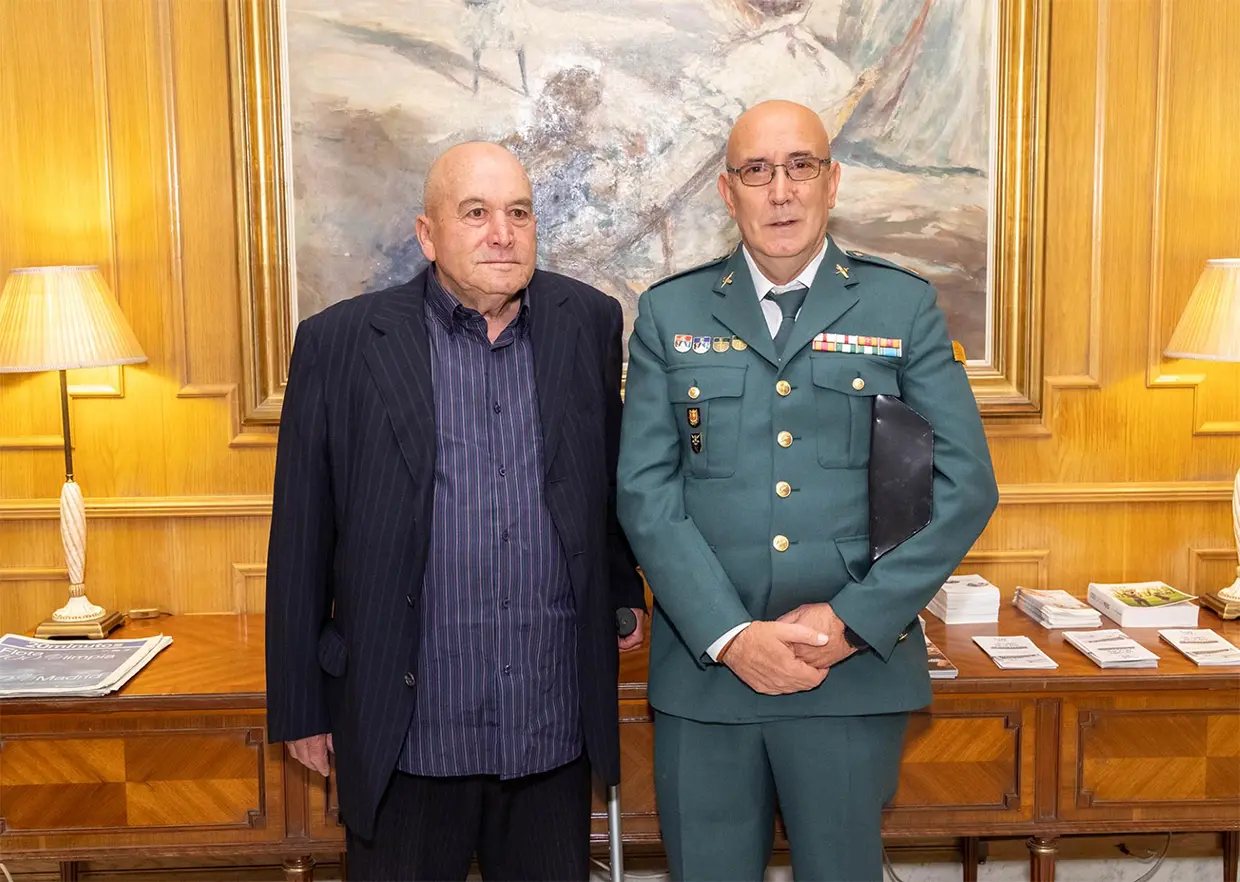 Ahmed acompañado por un guardia civil clave en su investigación.