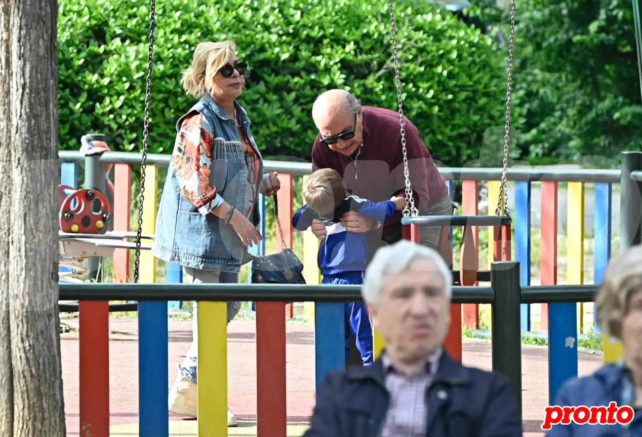 Carmen Borrego y su marido, José Carlos Bernal, columpiando al pequeño Marc.