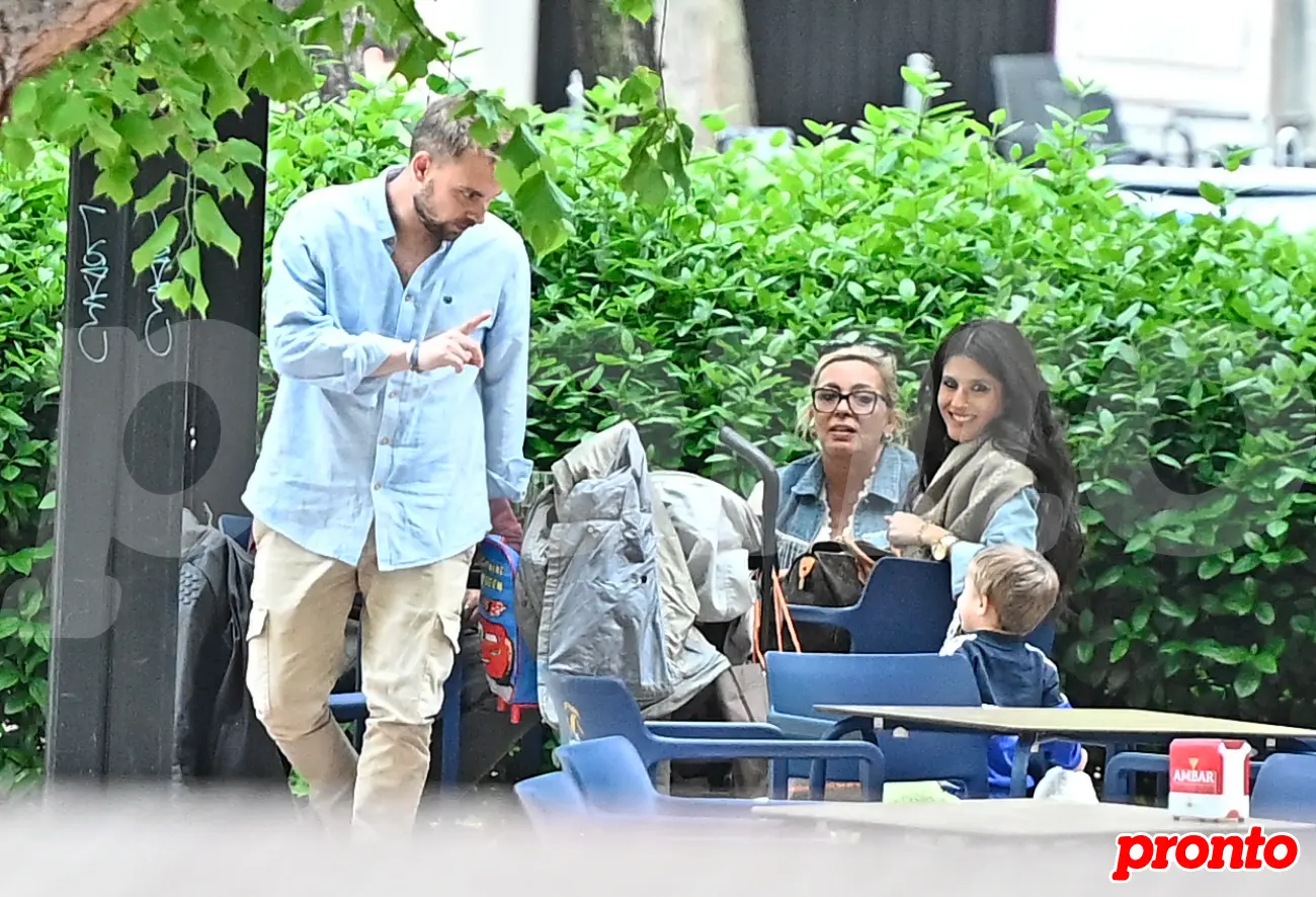 Carmen Borrego con su nuera, su hijo José María Almoguera y su nieto.