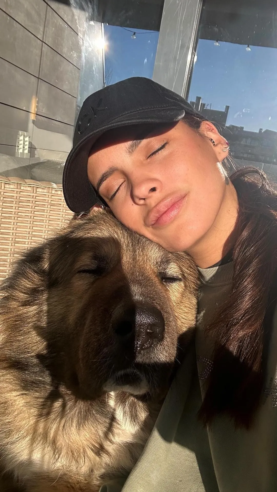 Gloria Camila y su perro, Azabache.
