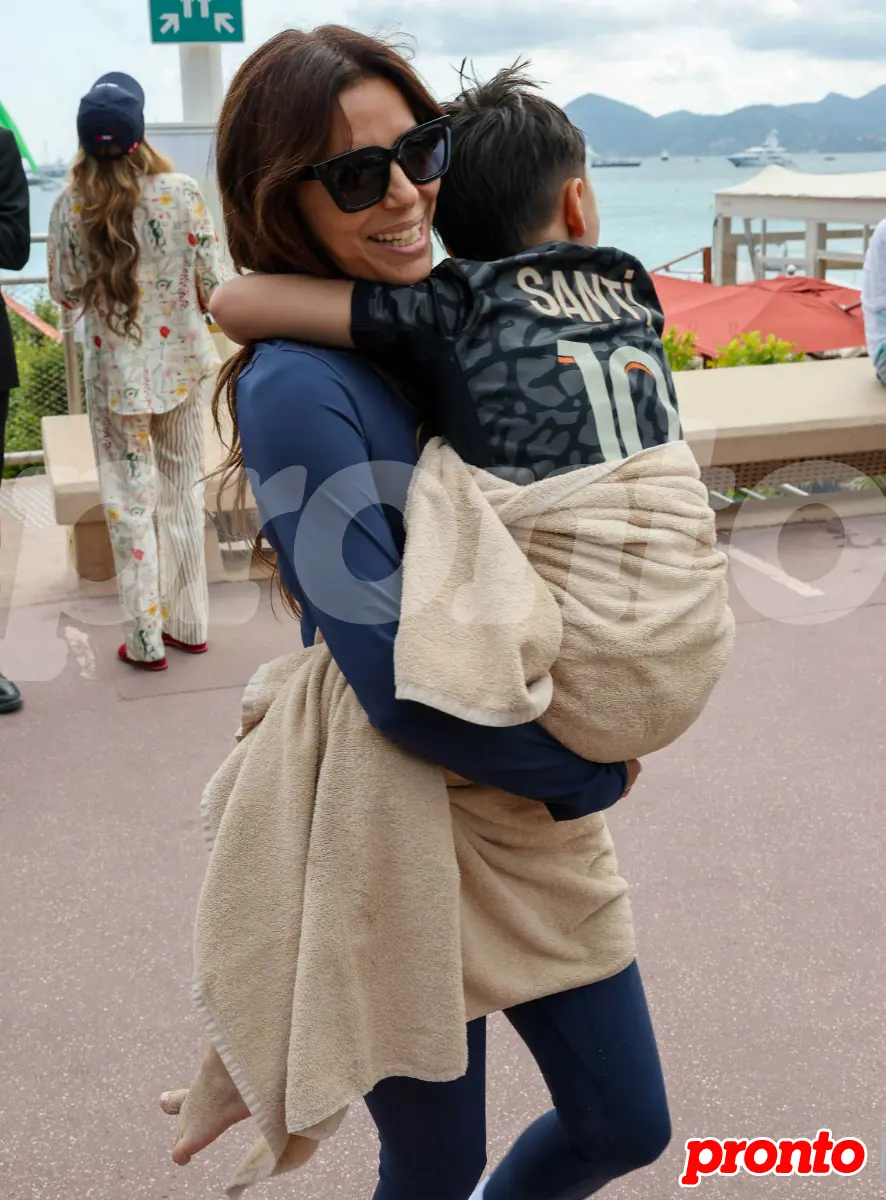 En buena forma, Eva Longoria regresó al hotel con su hijo en brazos.