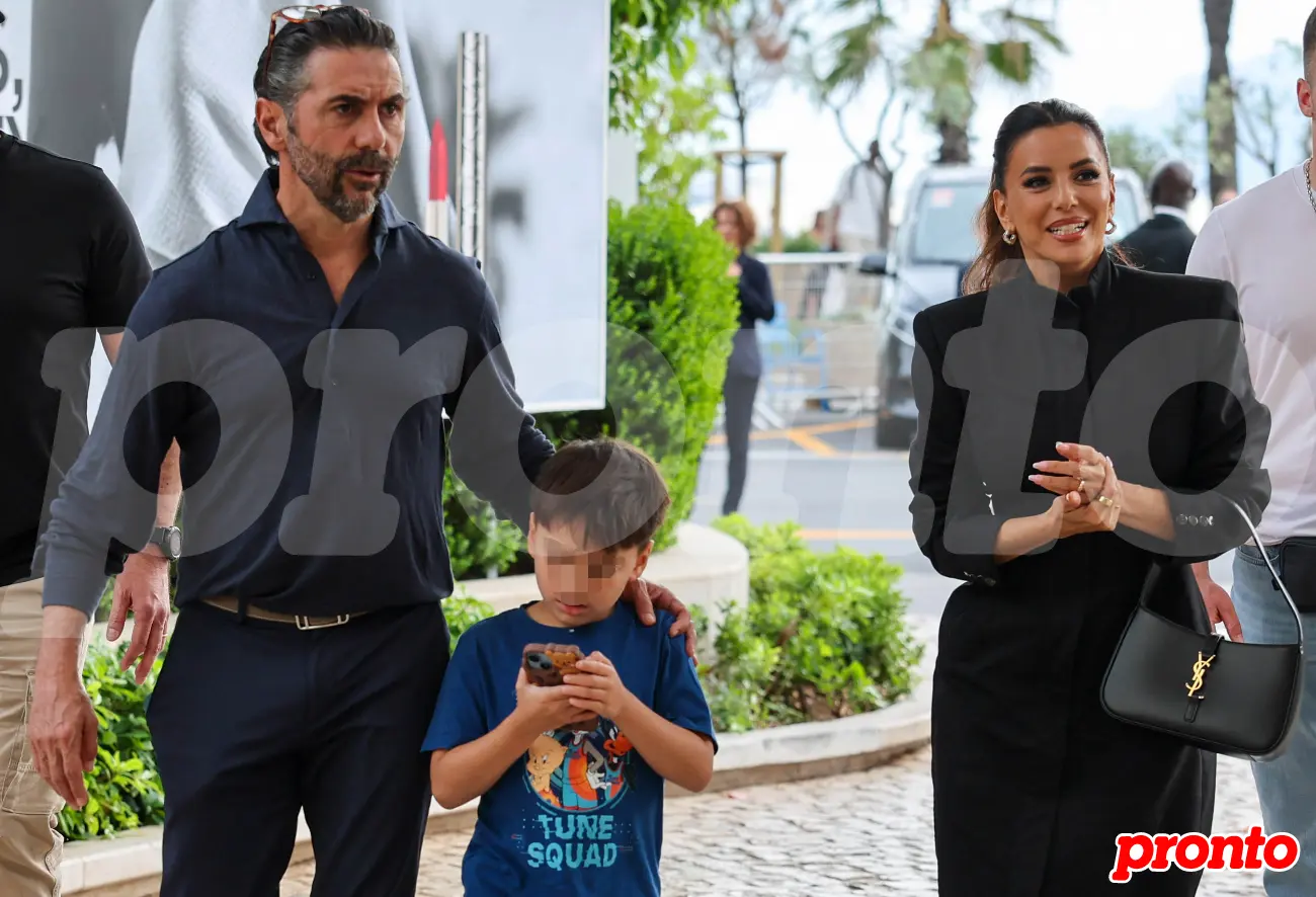 Eva Longoria con su marido y su hijo en Cannes.