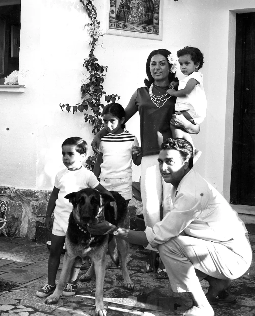 Lola Flores con sus hijos Lolita Flores, Antonio Flores y Rosario Flores, su marido El Pescaílla y su perro.