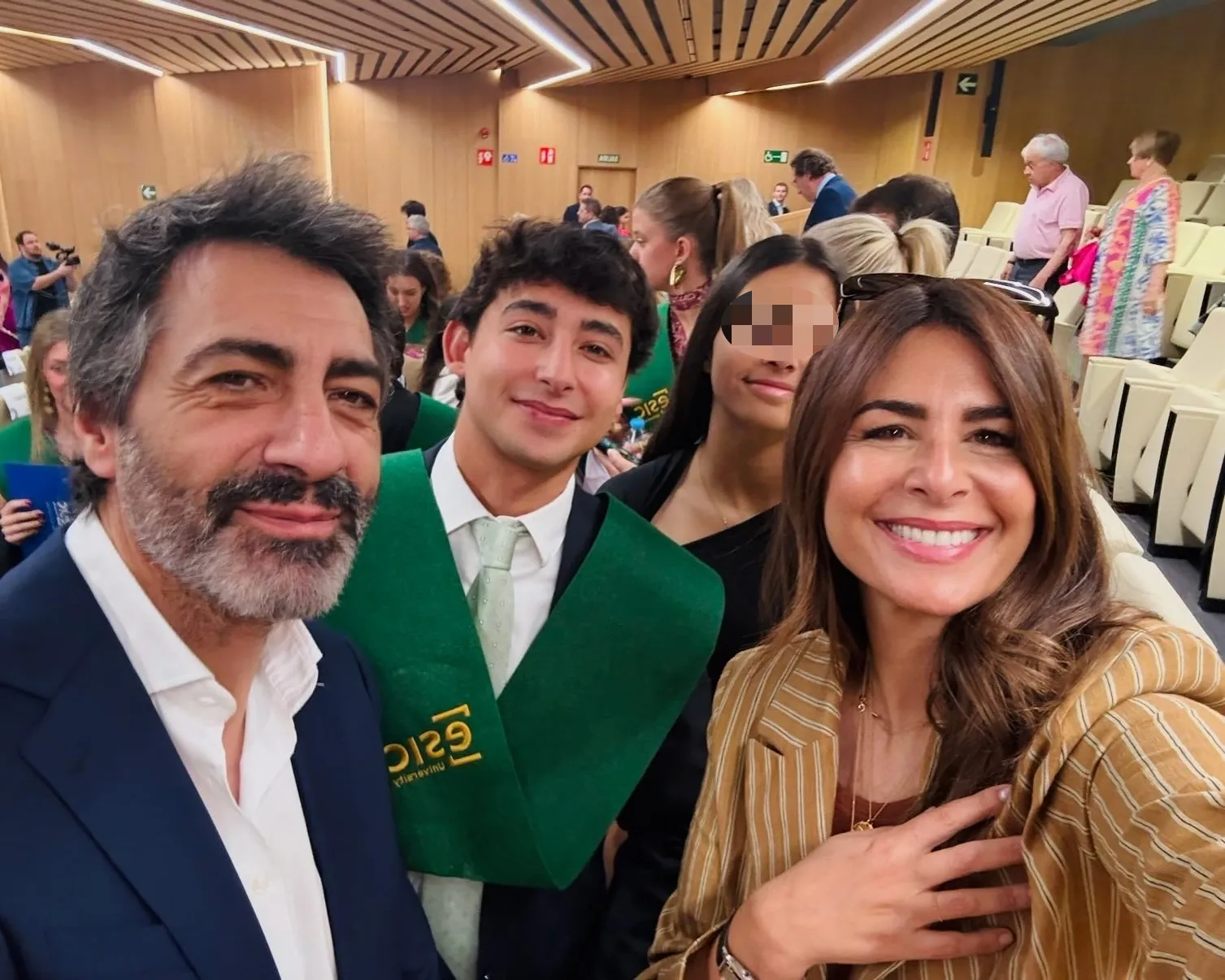Nuria Roca y Juan del Val en la graduación de su hijo.
