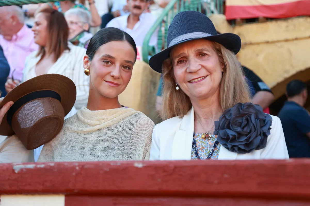 La infanta Elena y Victoria Federica en los toros.